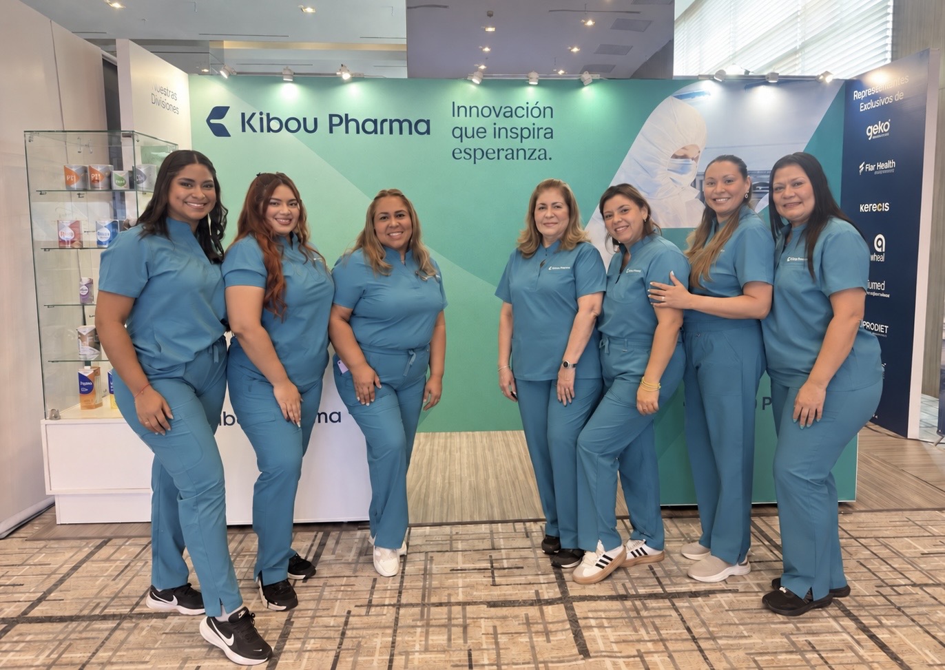 Equipo de Kibou Pharma en su stand de exposición