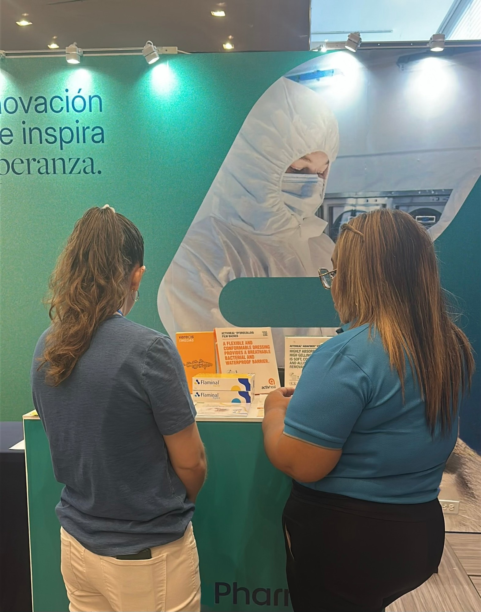 Equipo de Kibou Pharma en feria del sector salud